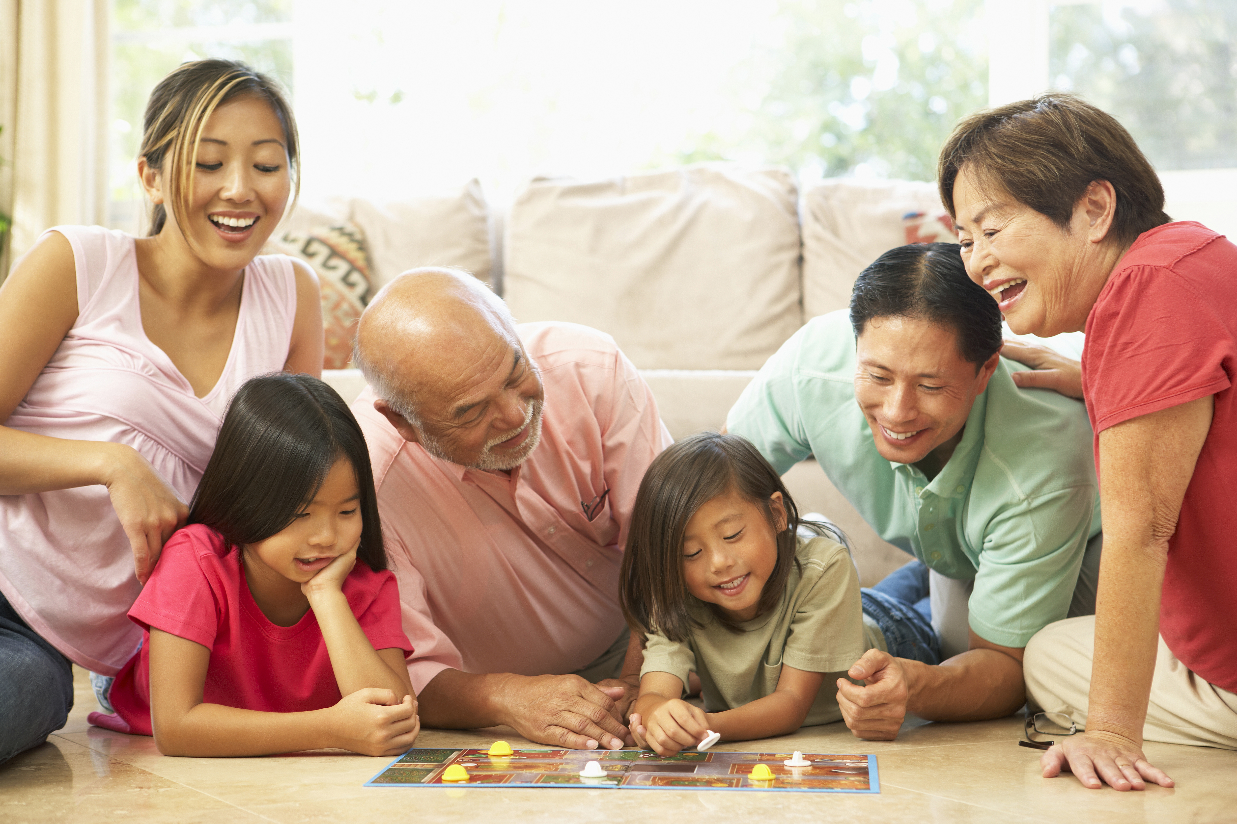 Family group. Азиатские семейные игры. Традиционная расширенная семья. Большая семья играет. Семейная группа.